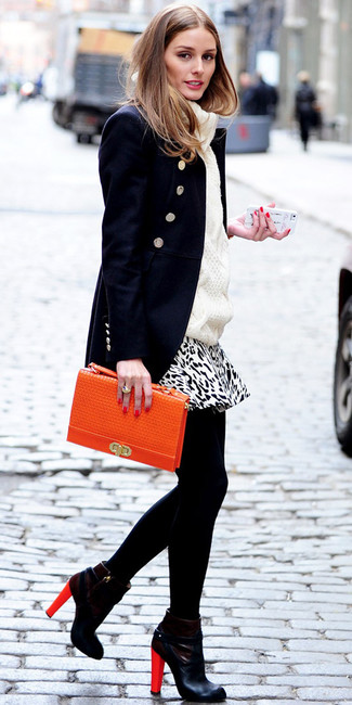 Comment porter un pull torsadé blanc: Porte un pull torsadé blanc et une minijupe imprimée léopard blanche et noire pour un look idéal le week-end. Assortis ce look avec une paire de bottines en cuir noires.