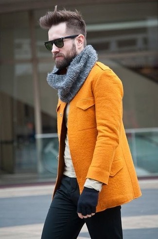 Comment porter une écharpe grise: Pense à opter pour un caban orange et une écharpe grise pour un look confortable et décontracté.