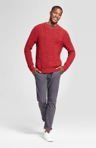 Comment porter un pull torsadé avec un pantalon chino au printemps