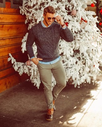 Comment porter un pull torsadé avec un pantalon chino au printemps