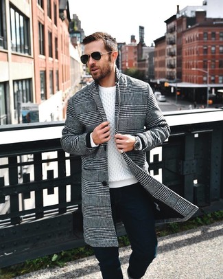 Comment porter un pull torsadé avec un pantalon chino au printemps