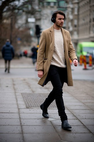 Comment porter un pull torsadé avec un pantalon chino au printemps