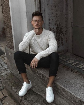 Comment porter un pull torsadé avec un pantalon chino au printemps