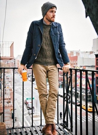Comment porter un pull torsadé avec un pantalon chino