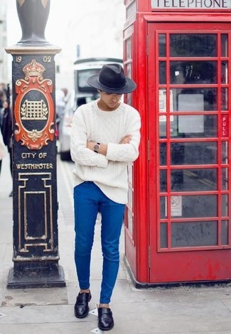 Comment porter un pull torsadé avec un pantalon chino au printemps