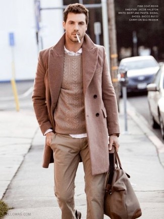 Comment porter un pull torsadé avec un pantalon chino