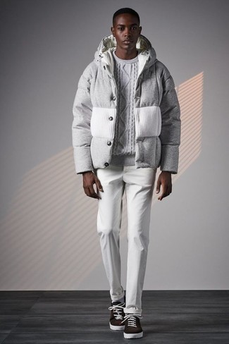 Comment porter un pull torsadé pour un style chic decontractés quand il fait froid