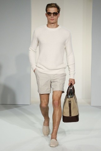 Comment porter un pull torsadé pour un style decontractés quand il fait chaud