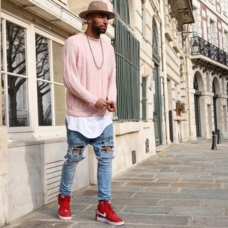 Comment porter un pull torsadé pour un style relax quand il fait chaud