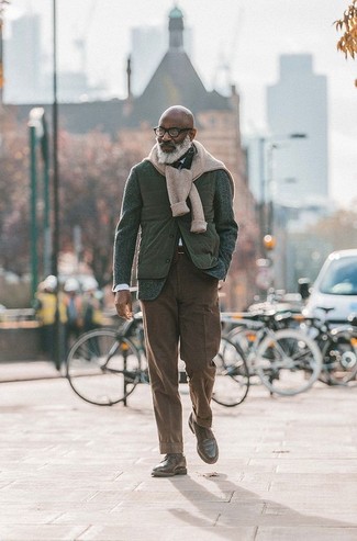 Comment porter un pull torsadé quand il fait frais après 50 ans