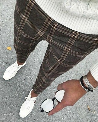 Comment porter un pull torsadé pour un style decontractés quand il fait chaud