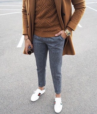 Comment porter un pull torsadé pour un style chic decontractés quand il fait froid à 20 ans