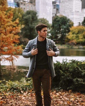 Comment porter un pull torsadé pour un style chic decontractés quand il fait froid à 20 ans