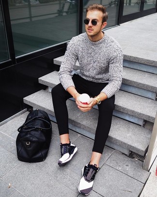 Comment porter un pull torsadé pour un style relax quand il fait chaud