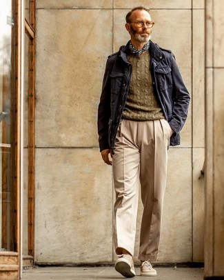 Comment porter un pull torsadé pour un style chic decontractés quand il fait chaud après 40 ans
