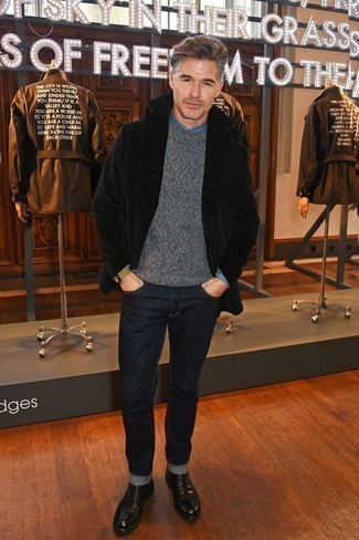 Comment porter un pull torsadé pour un style chic decontractés quand il fait froid