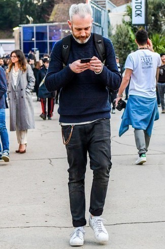 Comment porter un pull torsadé pour un style relax quand il fait chaud