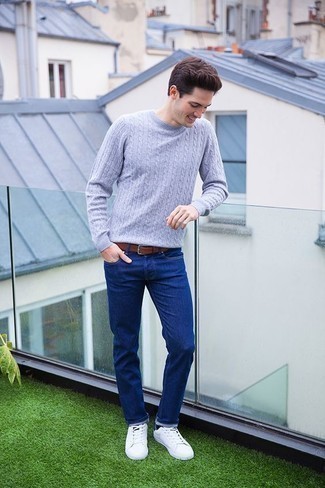 Comment porter un pull torsadé pour un style decontractés quand il fait chaud