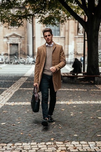 Comment porter un pull torsadé pour un style chic decontractés quand il fait froid