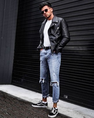 Comment porter un pull torsadé pour un style relax quand il fait chaud