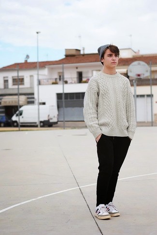 Comment porter un pull torsadé pour un style decontractés quand il fait chaud