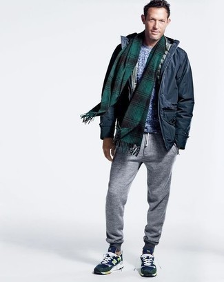 Comment porter un pull torsadé pour un style decontractés après 40 ans