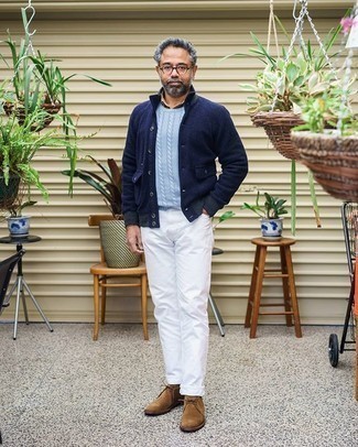 Comment porter un pull torsadé quand il fait frais après 50 ans