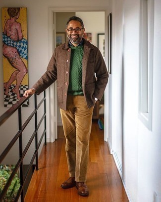 Comment porter un pull torsadé quand il fait frais après 50 ans