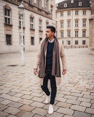Comment porter un pull torsadé pour un style chic decontractés quand il fait froid