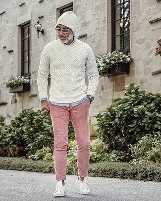 Comment porter un pull torsadé pour un style decontractés après 50 ans