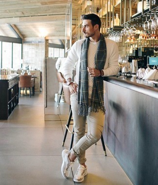 Comment porter un pull torsadé pour un style relax quand il fait chaud
