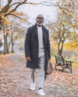 Comment porter un pull torsadé quand il fait frais après 50 ans