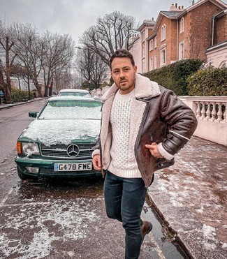 Comment porter un pull torsadé en hiver