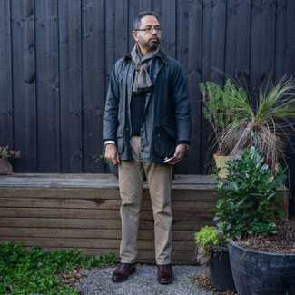 Comment porter un pull torsadé quand il fait frais après 50 ans