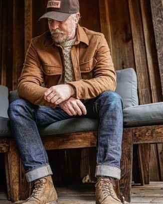 Comment porter un pull torsadé quand il fait frais après 50 ans