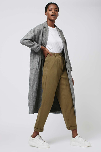 Comment porter un pantalon chino olive: Harmonise un cache-poussière gris avec un pantalon chino olive pour obtenir un look relax mais stylé. Une paire de baskets basses en cuir blanches est une option parfait pour complèter cette tenue.