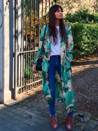 Comment porter un jean bleu: Pense à harmoniser un cache-poussière à fleurs vert avec un jean bleu pour une tenue idéale le week-end. Assortis ce look avec une paire de bottines en cuir bordeaux.