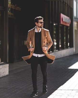 Comment porter un pardessus marron clair avec un jean noir