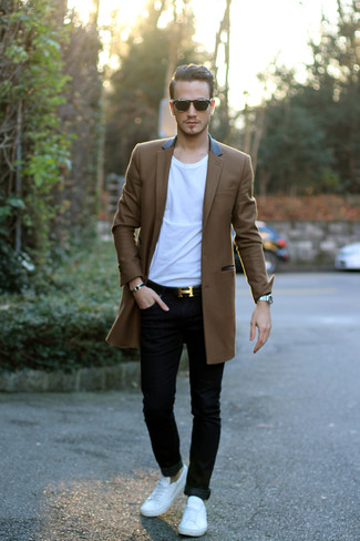 Comment porter un pardessus marron clair avec un jean noir