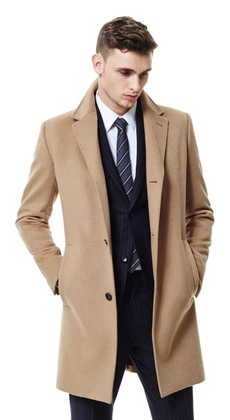 Un costume à porter avec un pardessus marron clair