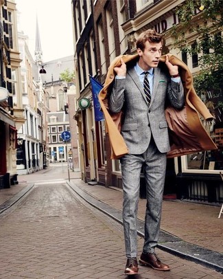 Un costume à porter avec un pardessus marron clair