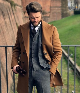 Un costume à porter avec un pardessus marron clair