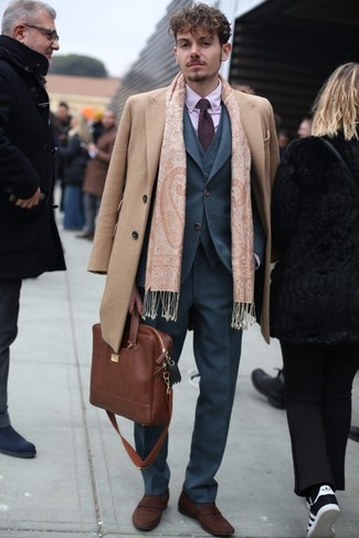 Un costume à porter avec un pardessus marron clair à 30 ans