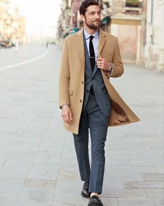 Un costume à porter avec un pardessus marron clair