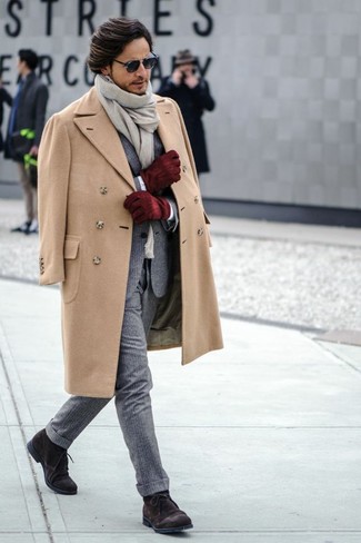 Un costume à porter avec un pardessus marron clair