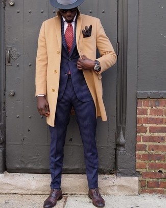 Un costume à porter avec un pardessus marron clair à 30 ans