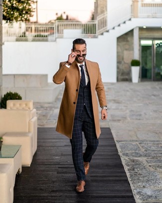 Un costume à porter avec un pardessus marron clair