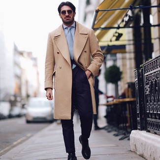 Un costume à porter avec un pardessus marron clair