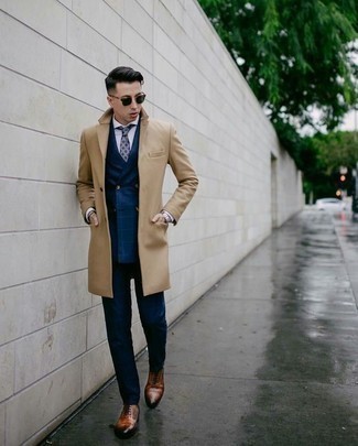 Un costume à porter avec un pardessus marron clair