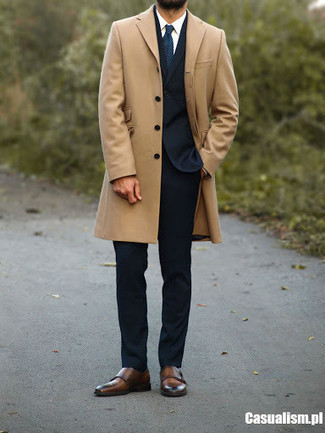 Un costume à porter avec un pardessus marron clair à 30 ans